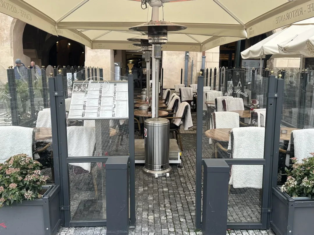 Předzahrádky restaurací na Staroměstském náměstí prošly kontrolou, nedostatky našli hasiči ve všech