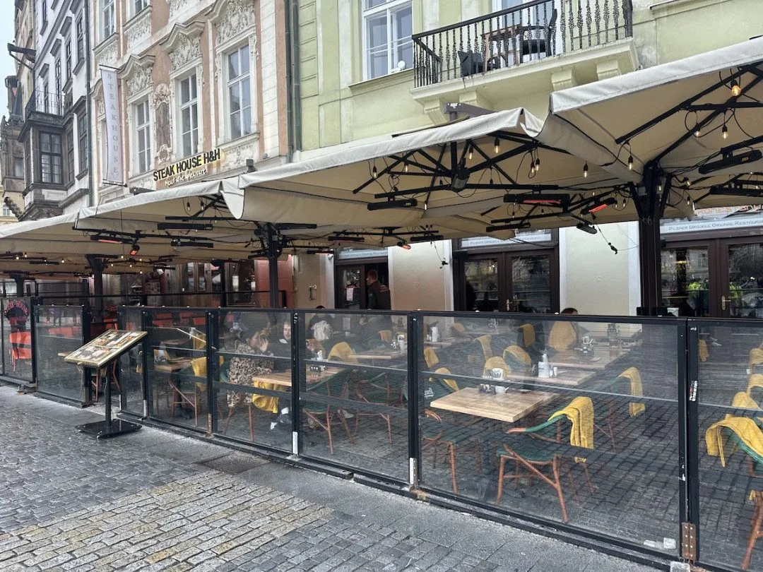 Předzahrádky restaurací na Staroměstském náměstí prošly kontrolou, nedostatky našli hasiči ve všech