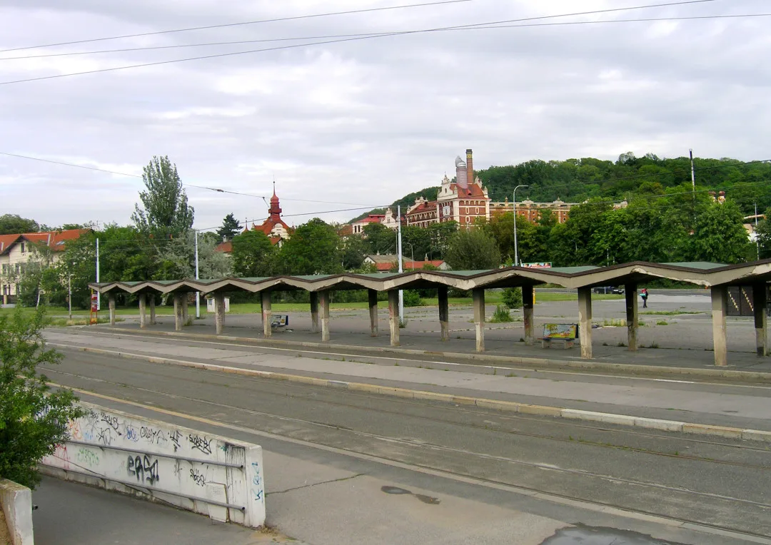 Kvůli poškozené statice nechá dopravní podnik zbourat betonové přístřešky na Nádraží Braník