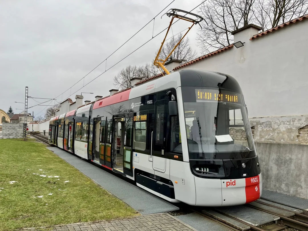 První tramvaj vyrobená speciálně pro Prahu má za sebou první projížďku. V hlavním městě ji uvidí už v dubnu