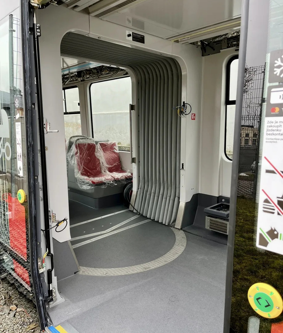 První tramvaj vyrobená speciálně pro Prahu má za sebou první projížďku. V hlavním městě ji uvidí už v dubnu