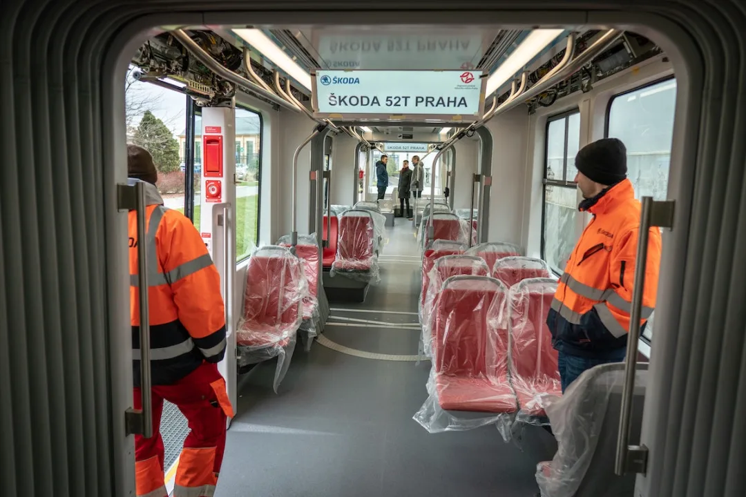 VIDEO: První tramvaj vyrobená speciálně pro Prahu má za sebou první projížďku. V hlavním městě ji uvidí už v dubnu