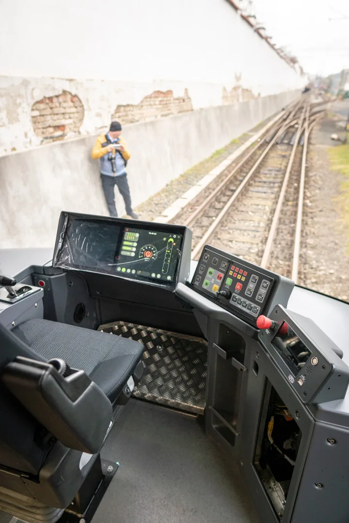 VIDEO: První tramvaj vyrobená speciálně pro Prahu má za sebou první projížďku. V hlavním městě ji uvidí už v dubnu
