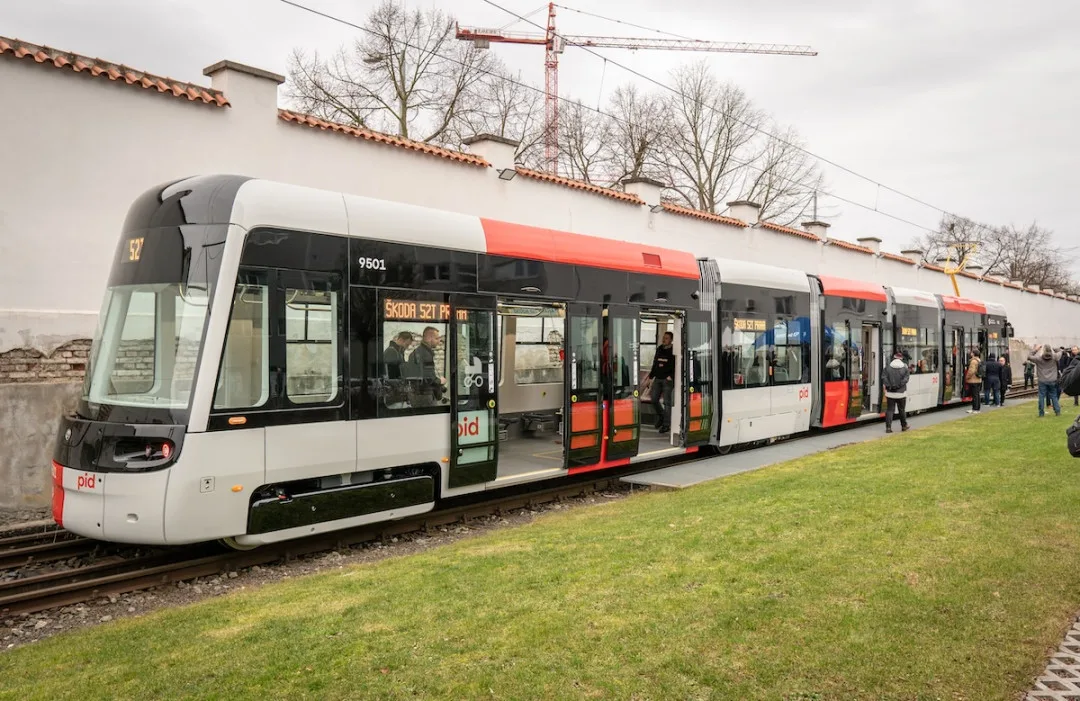 VIDEO: První tramvaj vyrobená speciálně pro Prahu má za sebou první projížďku. V hlavním městě ji uvidí už v dubnu