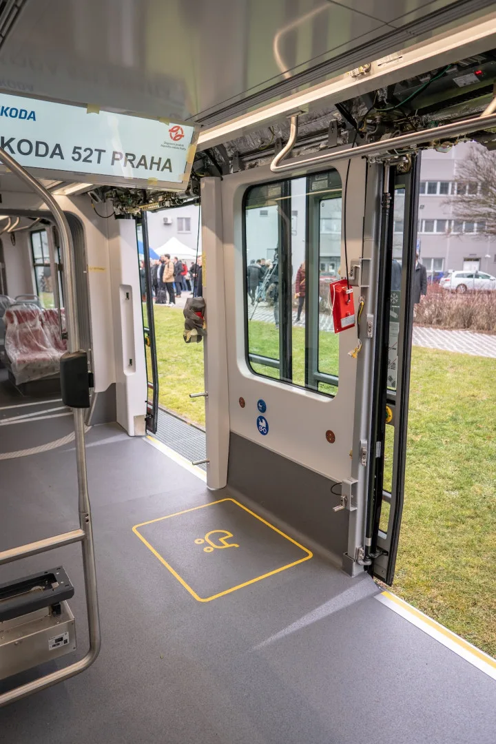 VIDEO: První tramvaj vyrobená speciálně pro Prahu má za sebou první projížďku. V hlavním městě ji uvidí už v dubnu