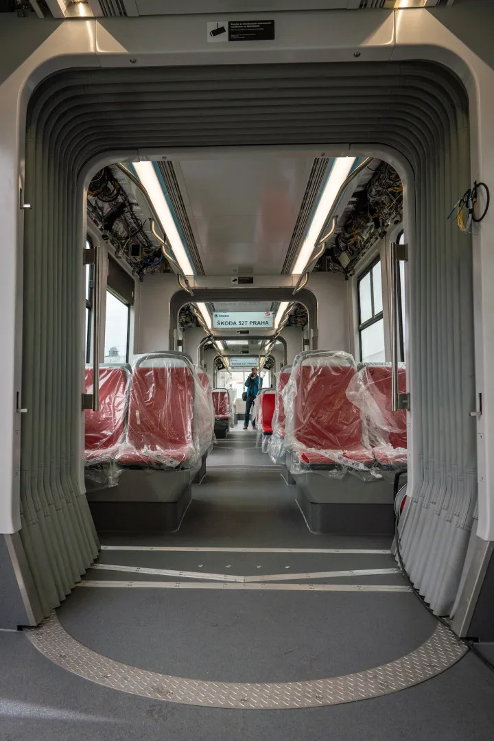 VIDEO: První tramvaj vyrobená speciálně pro Prahu má za sebou první projížďku. V hlavním městě ji uvidí už v dubnu