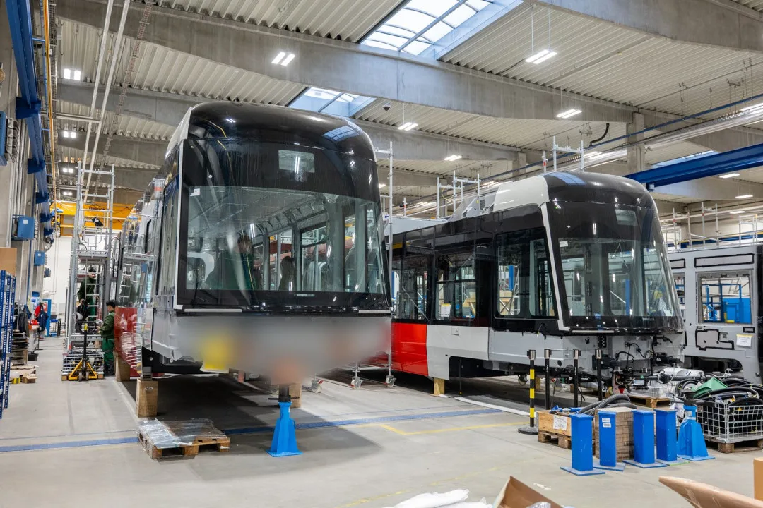 VIDEO: První tramvaj vyrobená speciálně pro Prahu má za sebou první projížďku. V hlavním městě ji uvidí už v dubnu