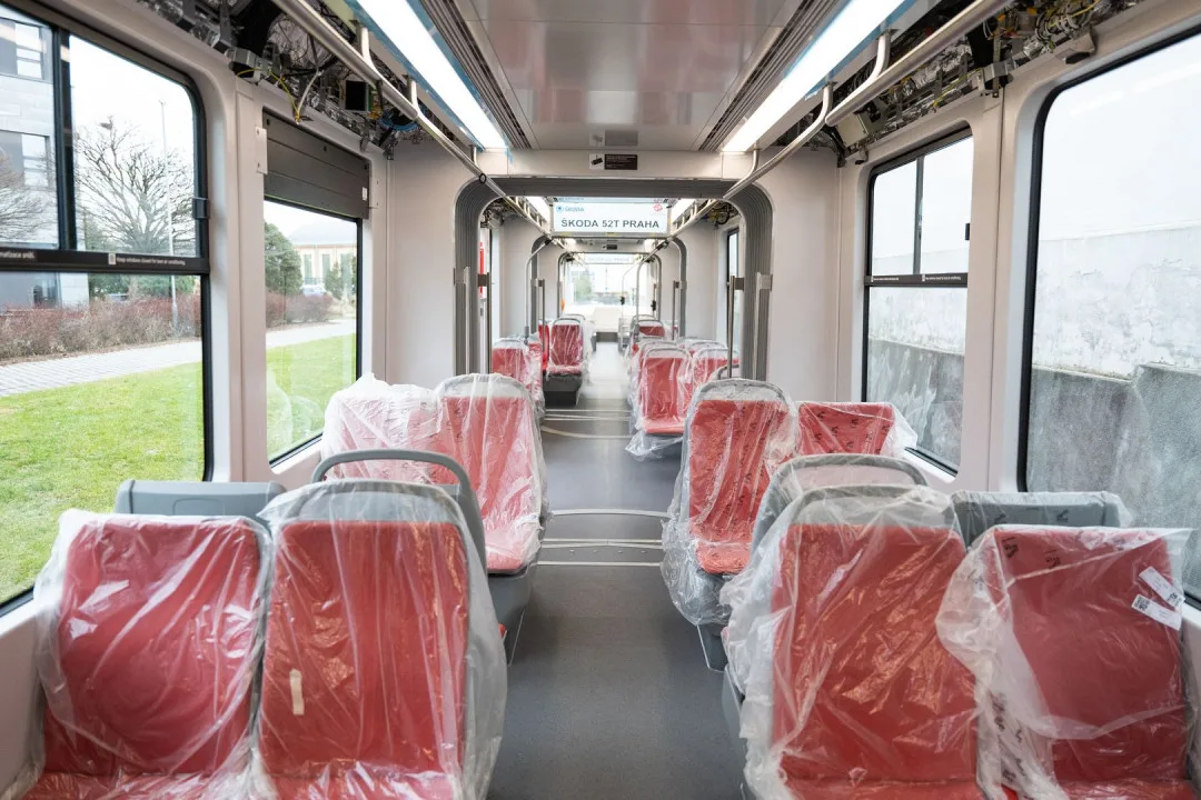 VIDEO: První tramvaj vyrobená speciálně pro Prahu má za sebou první projížďku. V hlavním městě ji uvidí už v dubnu