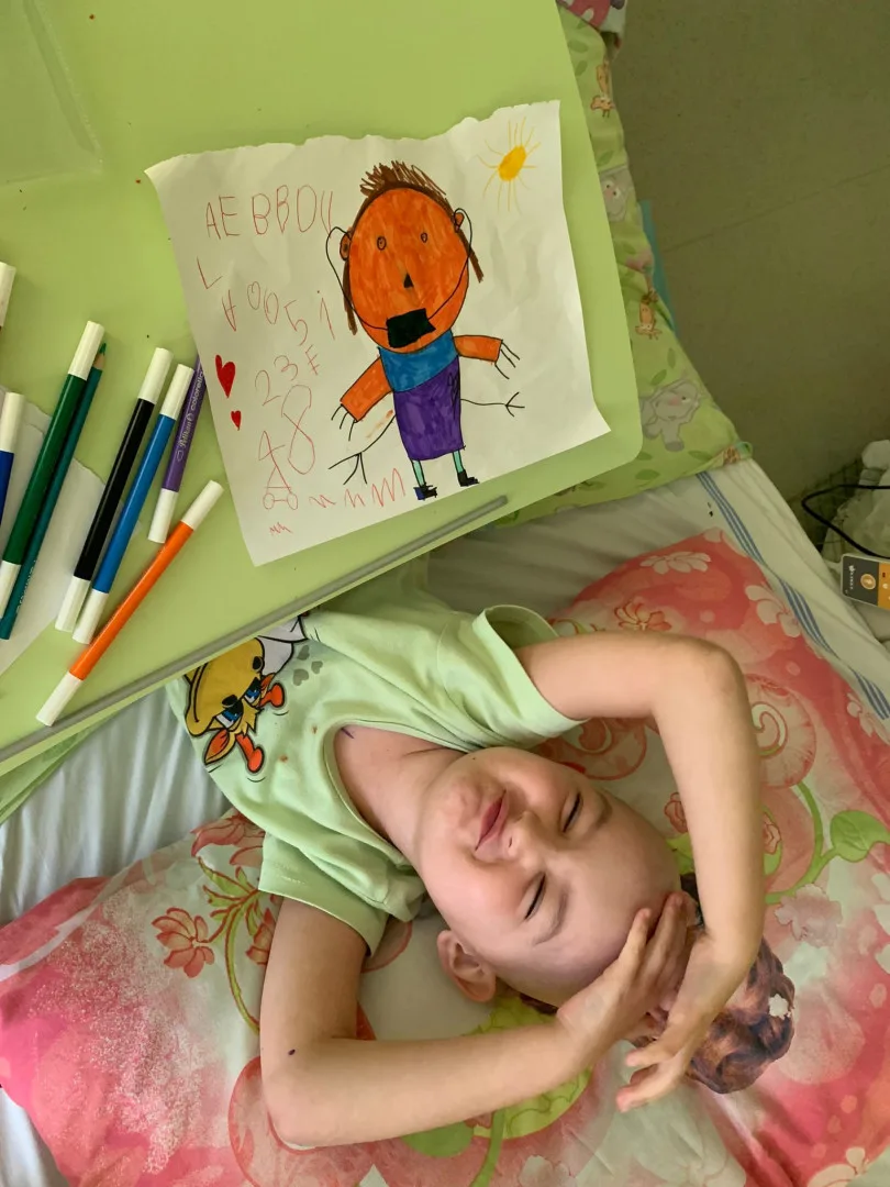 Z obyčejné bolesti zad se u pětileté holčičky vyklubalo onkologické onemocnění. Musela podstoupit transplantaci kostní dřeně