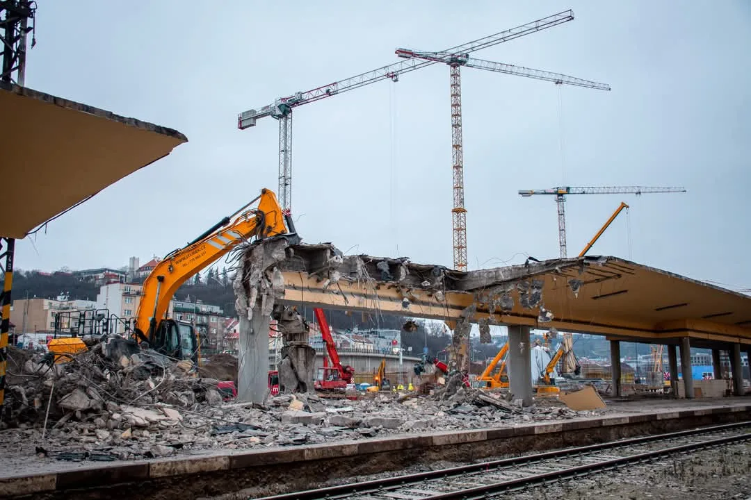 Demolice u smíchovského nádraží omezí dopravu, dolů jdou mosty