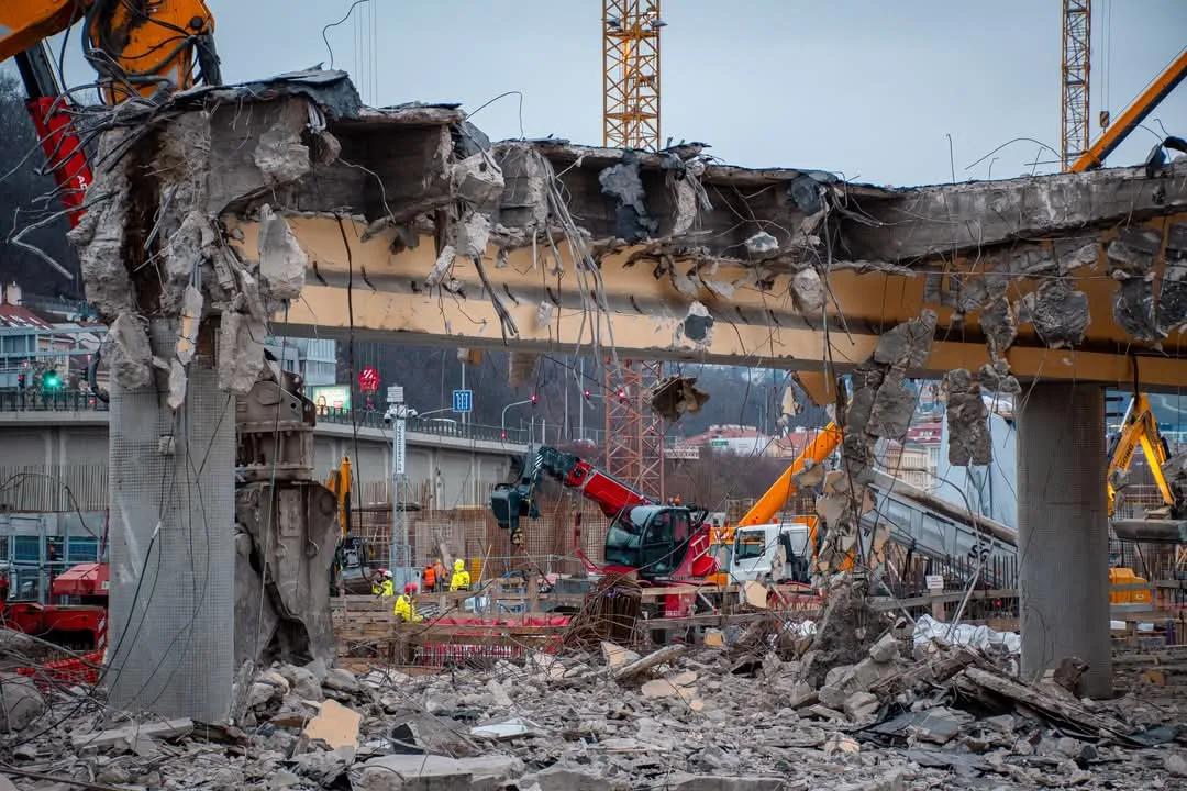 Demolice u smíchovského nádraží omezí dopravu, dolů jdou mosty