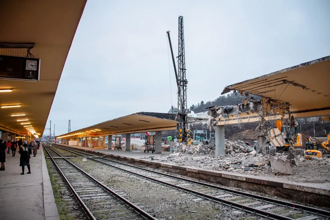 Demolice u smíchovského nádraží omezí dopravu, dolů jdou mosty