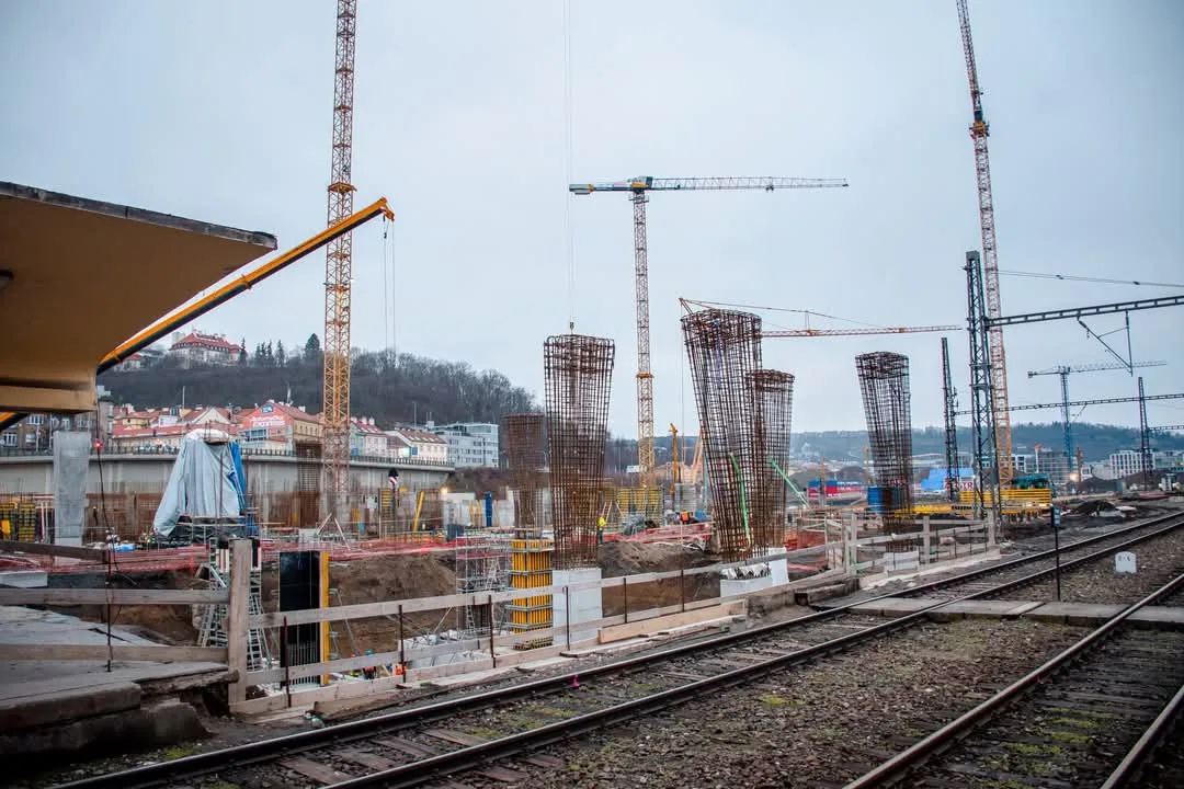 Demolice u smíchovského nádraží omezí dopravu, dolů jdou mosty