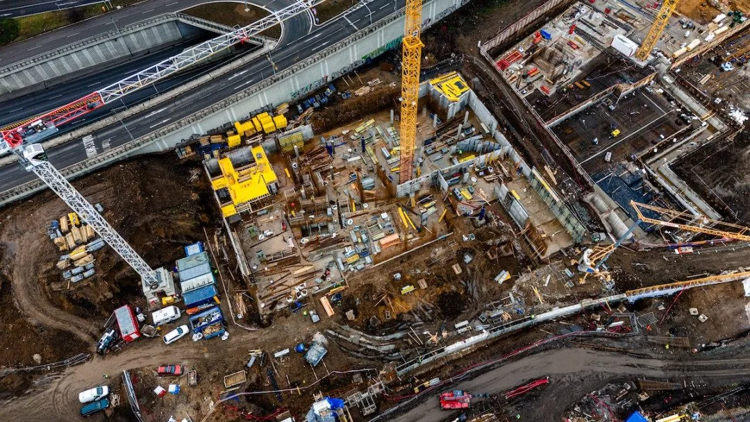Demolice u smíchovského nádraží omezí dopravu, dolů jdou mosty
