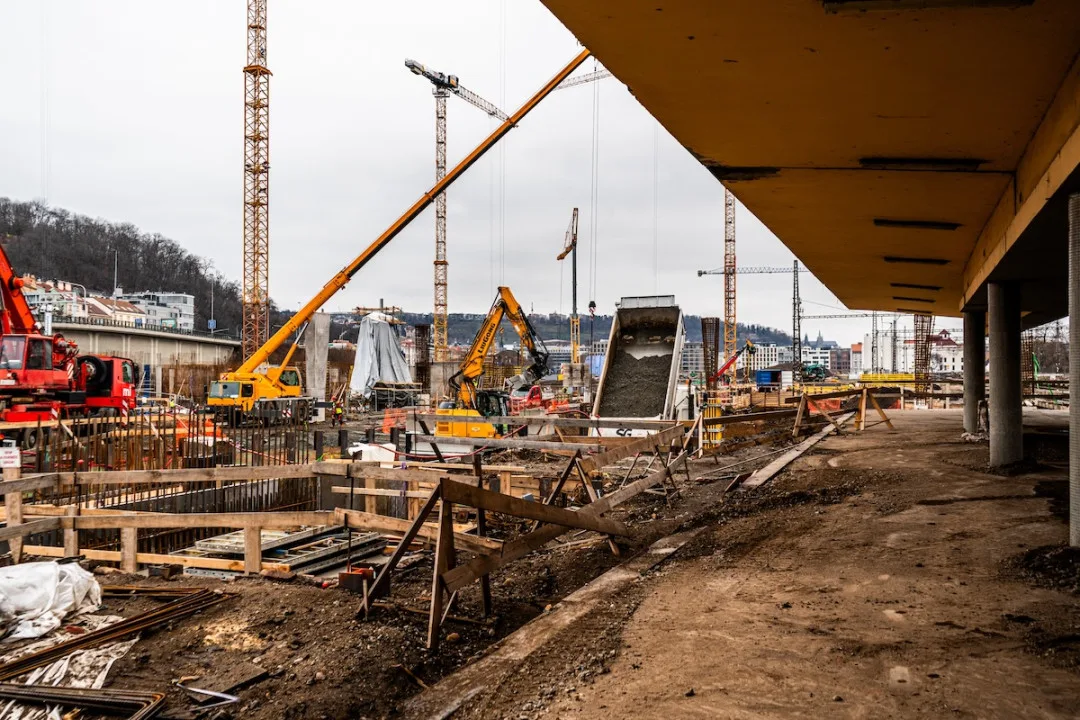 Demolice u smíchovského nádraží omezí dopravu, dolů jdou mosty