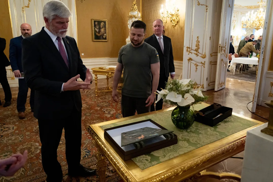 Tankový díl z Ukrajiny, stříbrná větev z Filipín. Na Pražském hradě jsou vystaveny protokolární dary pro prezidenta