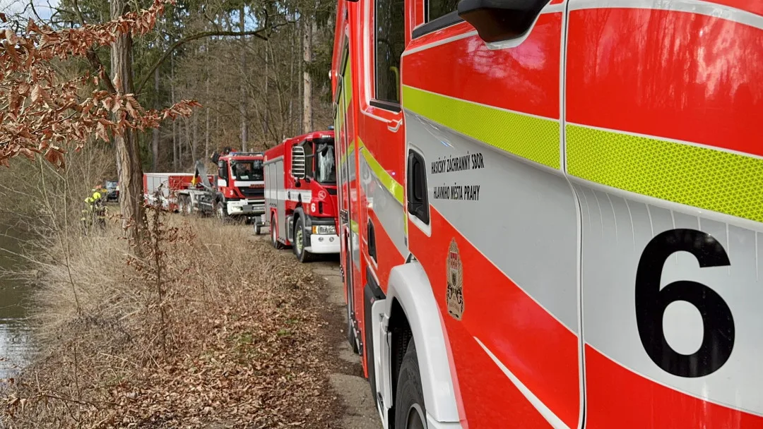 Do Kunratického potoka unikla neznámá látka a zasáhla pět hus. Museli je odchytit a dekontaminovat