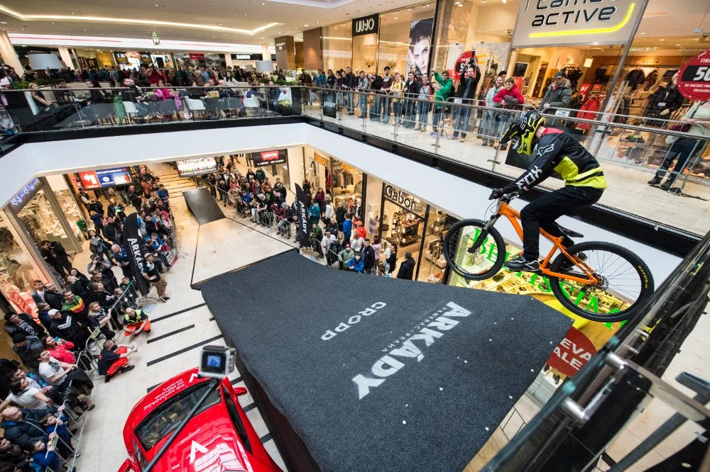 Od medúz, eskalátorů po extrémní skoky. DownMall 2025 startuje už v sobotu.