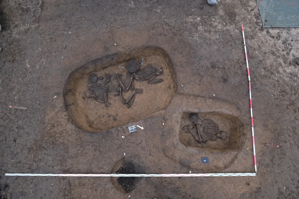 Další archeologický nález. V trase dostavby Pražského okruhu našli hrob bojovníka
