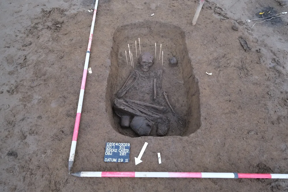 Další archeologický nález. V trase dostavby Pražského okruhu našli hrob bojovníka