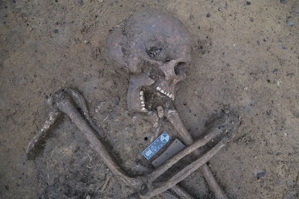 Další archeologický nález. V trase dostavby Pražského okruhu našli hrob bojovníka