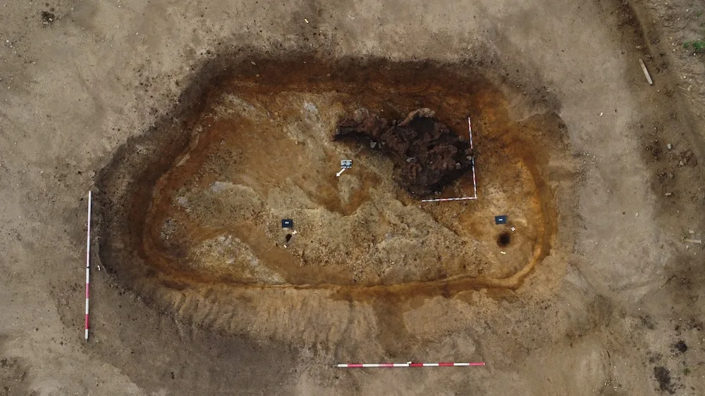 Další archeologický nález. V trase dostavby Pražského okruhu našli hrob bojovníka