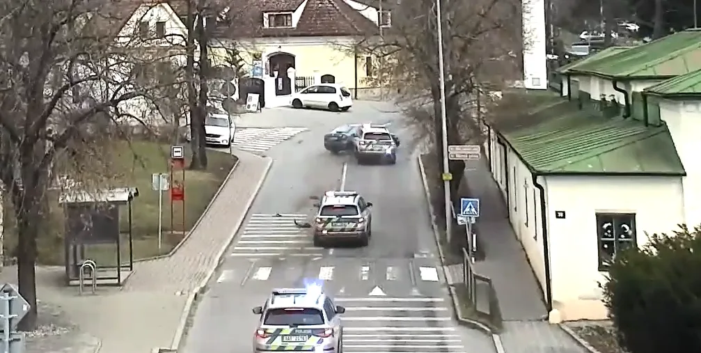Řidič pod vlivem drog ujížděl policii v Praze, je podezřelý z obecného