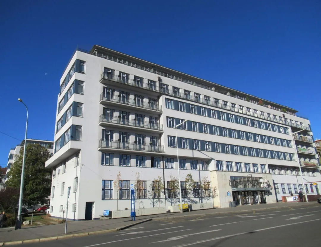 Policie v hotelu na Praze 5 nenašla žádné výbušné zařízení, muž, který se zavřel v pokoji je v nemocnic