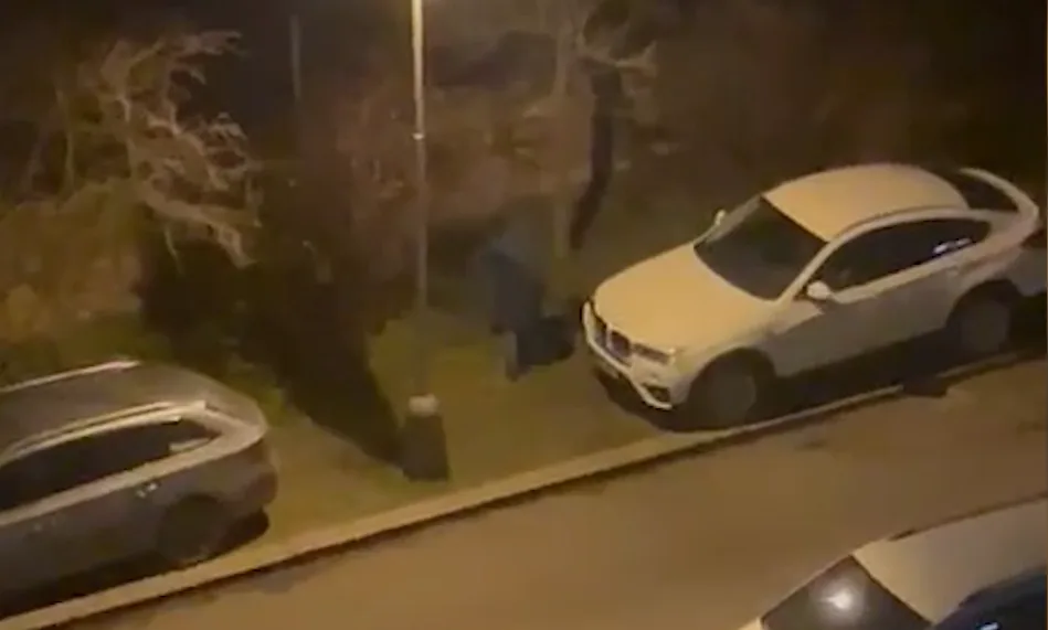 Naštvali ho špatně parkující fotbaloví fanoušci a tak prořezal 75 pneumatik
