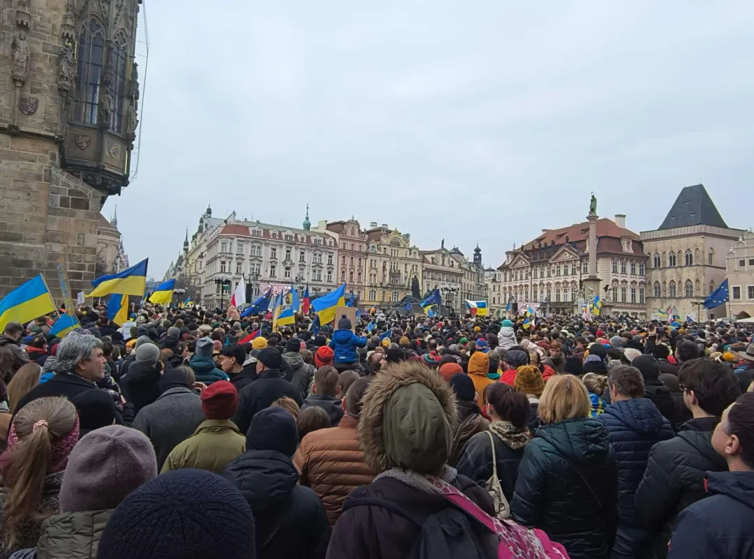 Tisíce lidí si v Praze připomínají tři roky od invaze na Ukrajinu. Na shromáždění mluvil i prezident Pavel