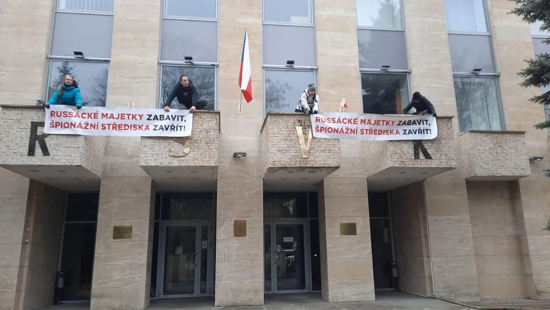 Aktivisté vyvěsili v areálu Ruského střediska vědy a kultury transparenty a požadovali jeho uzavření