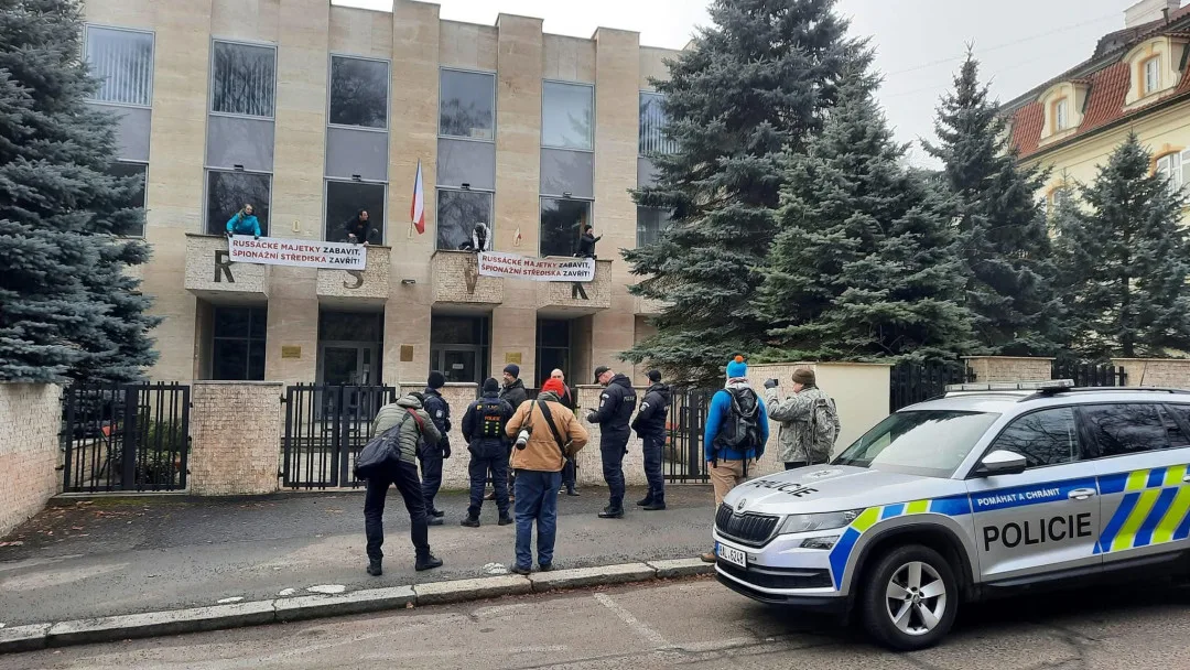 Aktivisté vyvěsili v areálu Ruského střediska vědy a kultury transparenty a požadovali jeho uzavření