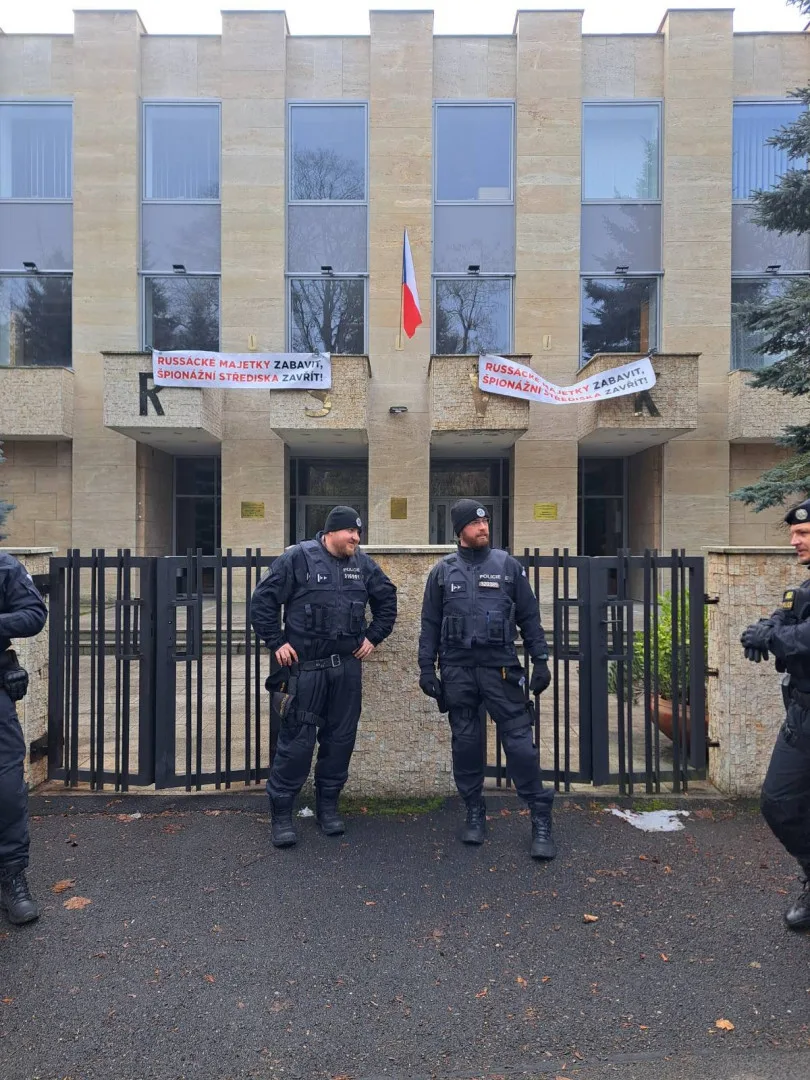 Aktivisté vyvěsili v areálu Ruského střediska vědy a kultury transparenty a požadovali jeho uzavření