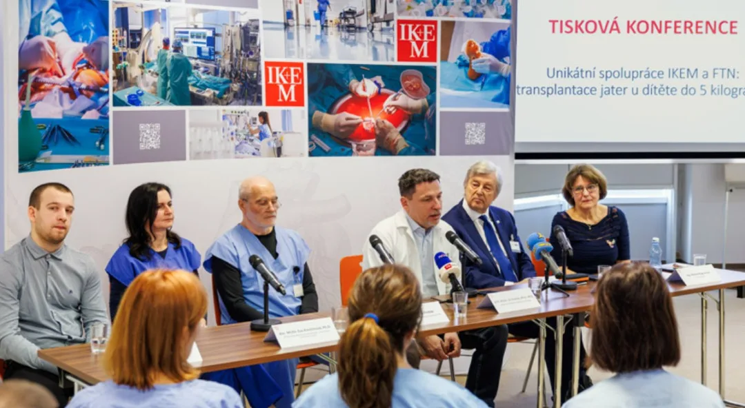 Lékaři IKEMu a Thomayerovy nemocnice úspěšně transplantovaly játra teprve pětitýdenní Rozálce