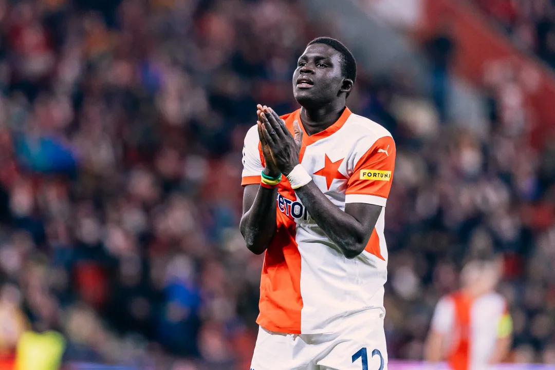 Slávista Diouf utrpěl prasklinu v lýtkové kosti, chybět bude minimálně tři týdny
