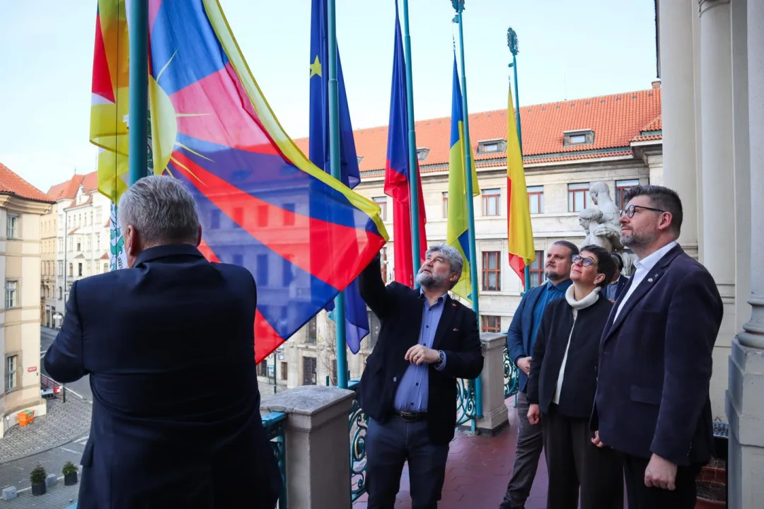 Vlajka na budově magistrátu.