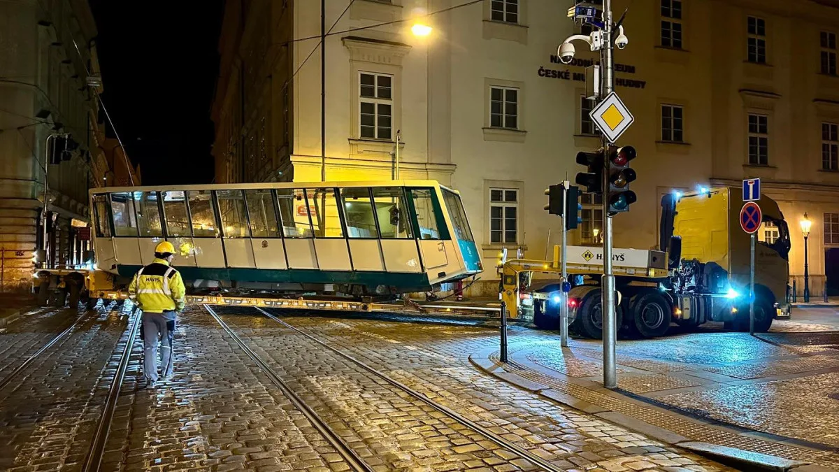 Vozy lanovky po čtyřiceti letech odvezli z Petřína, nově budou sloužit v muzeích. Nahradí je švýcarské stroje
