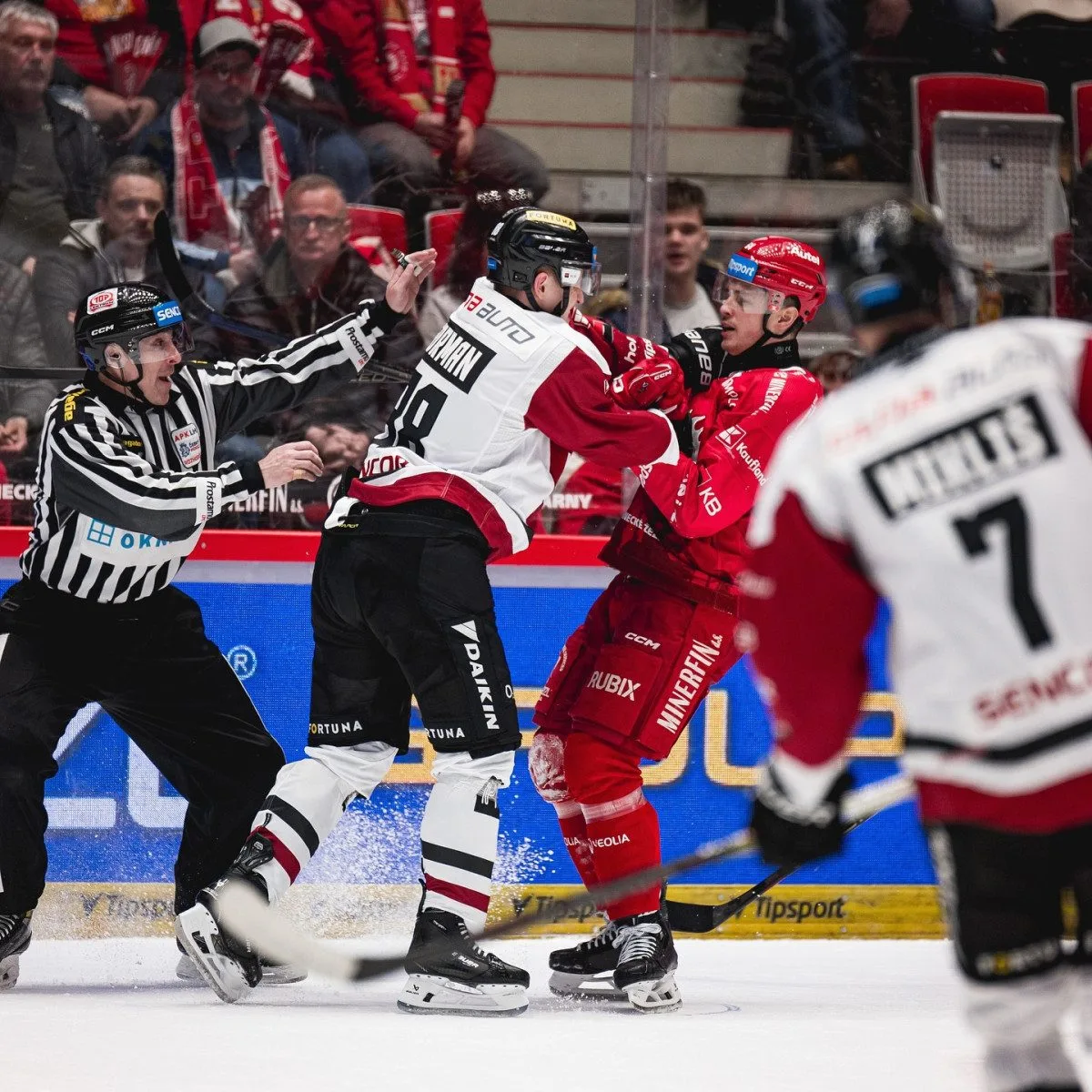 Sparta ve třetím čtvrtfinále prohrála na ledě Třince 3:2