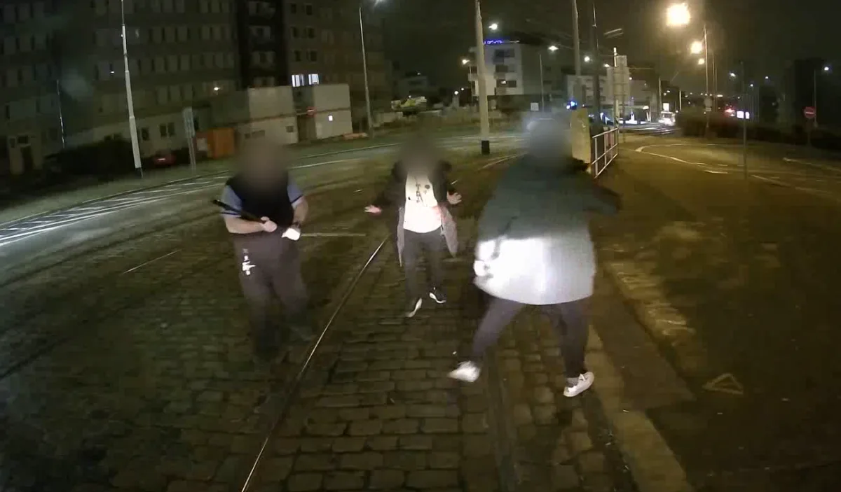 Dvojice se poprala na zastávce Lehovec.