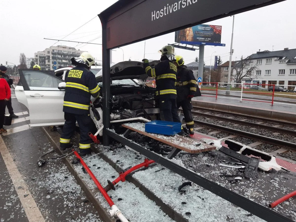 Zemřela spolujezdkyně z auta, které v Praze najelo na zastávku