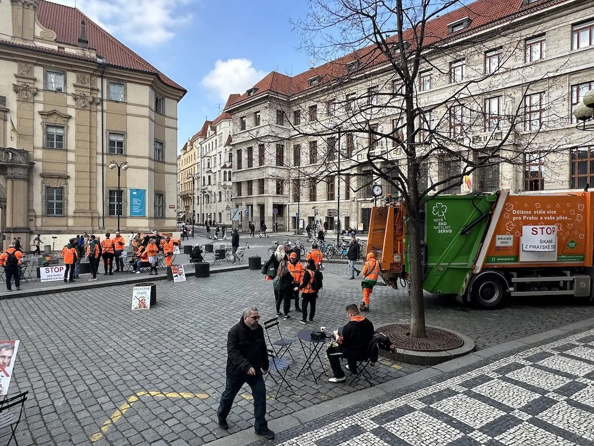 Zaměstnanci Pražských služeb přišli protestovat na magistrát, zastupitelé zařadili jejich požadavky na program