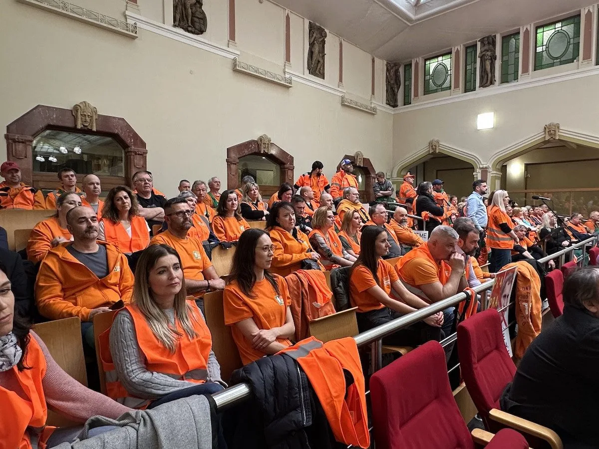 Zaměstnanci Pražských služeb přišli protestovat na magistrát, zastupitelé zařadili jejich požadavky na program