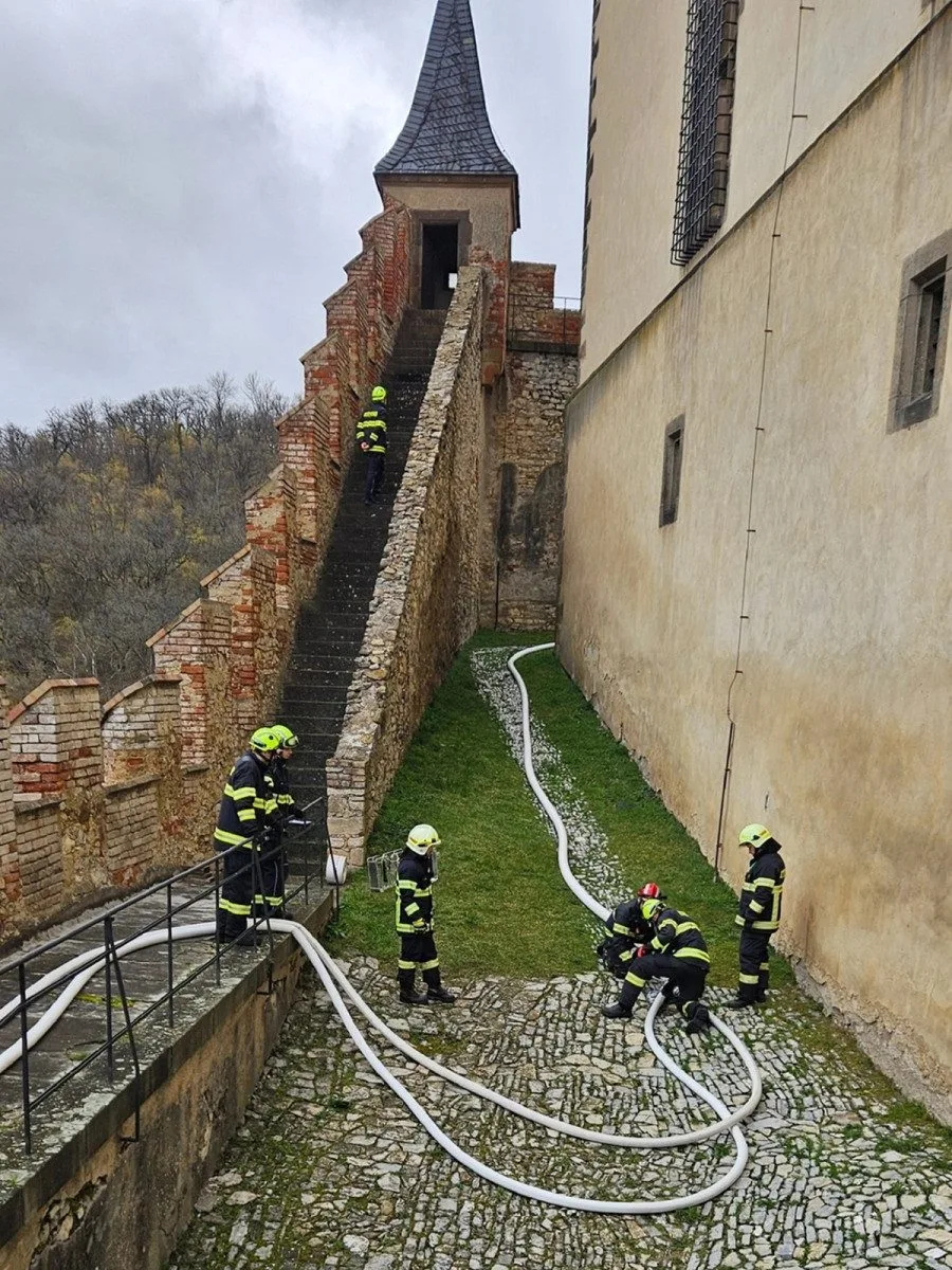 Hasiči cvičili na Karlštejně, po dvou letech vyzkoušeli místní suchovodní potrubí