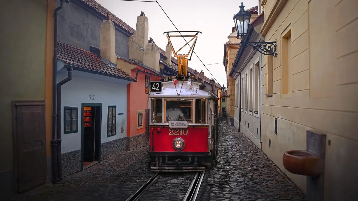 Brněnský orloj na Staromáku, tramvaj do Zlaté uličky a strážníci s drony. S aprílovými vtípky s i v Praze vyhráli
