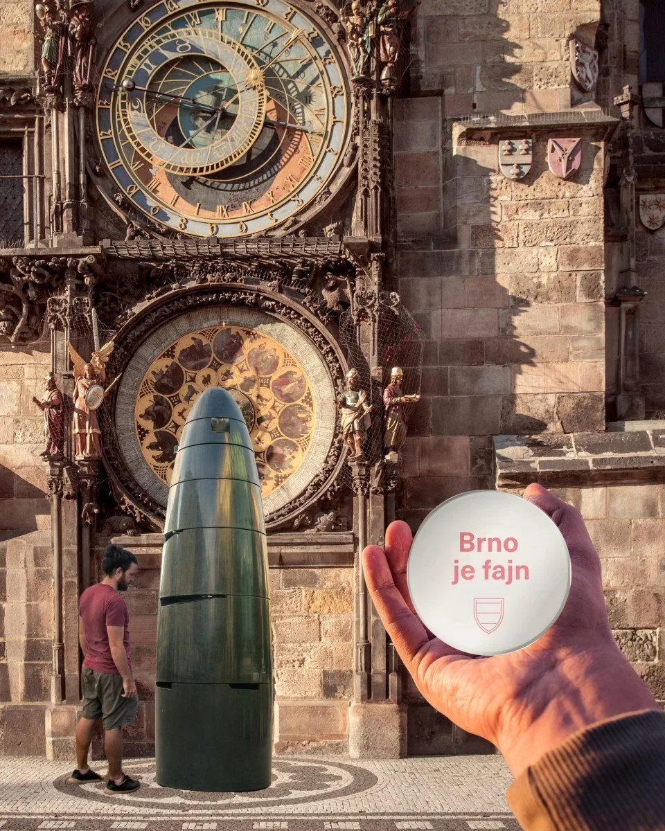Brněnský orloj na Staromáku, tramvaj do Zlaté uličky a strážníci s drony. S aprílovými vtípky s i v Praze vyhráli