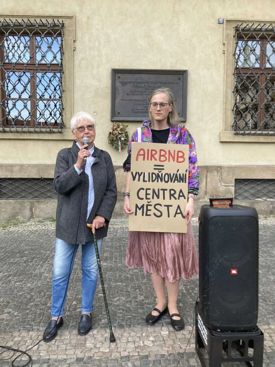 V centru Prahy lidé demonstrovali za omezení krátkodobých ubytování