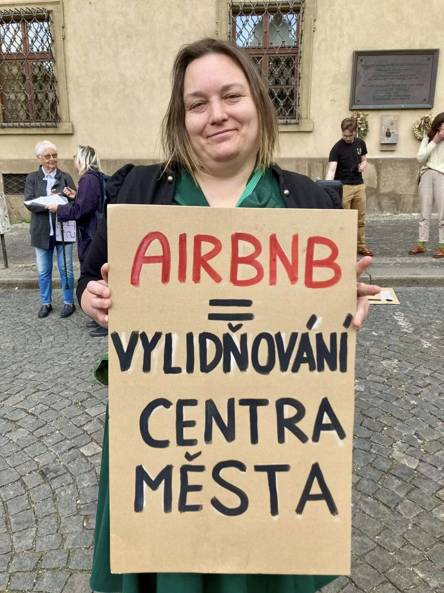 V centru Prahy lidé demonstrovali za omezení krátkodobých ubytování