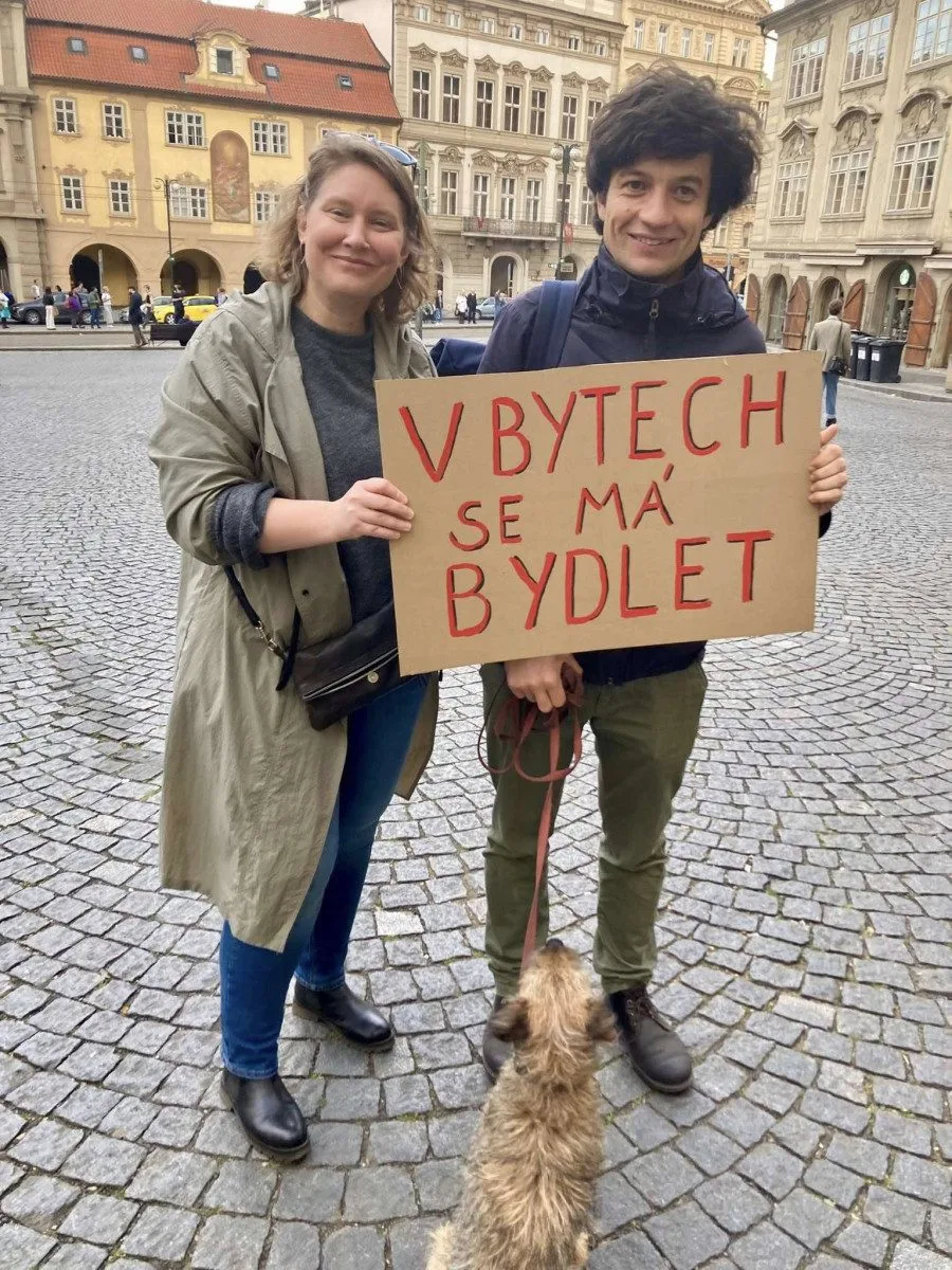 V centru Prahy lidé demonstrovali za omezení krátkodobých ubytování