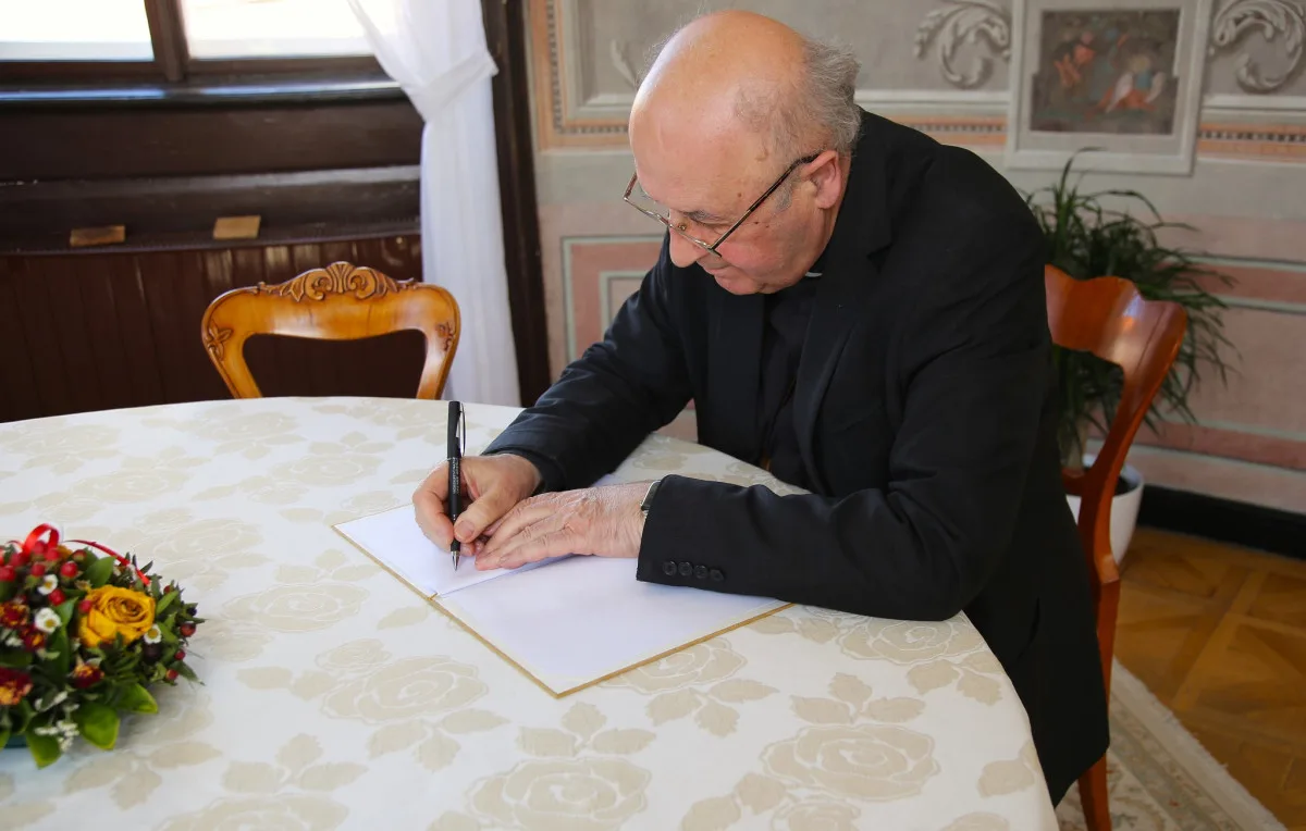 Knihu už podepsal arcibiskup Jan Graubner.