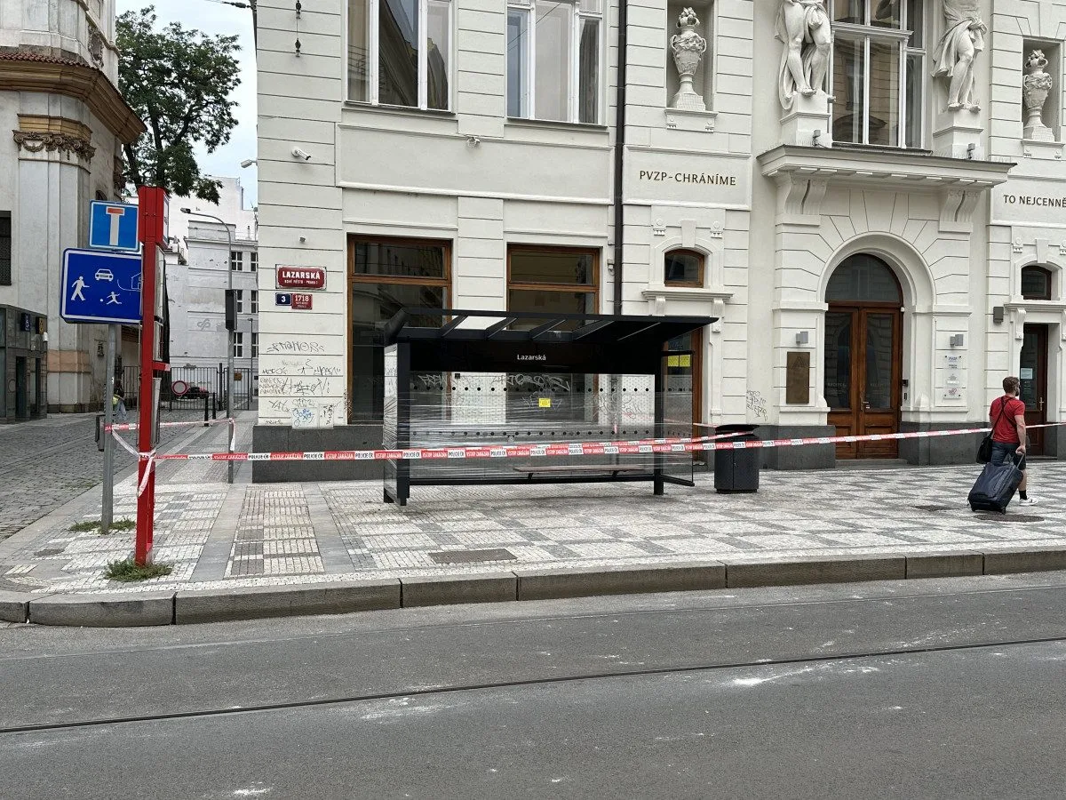 Na muže spadl na zastávce kus římsy a zabil ho.